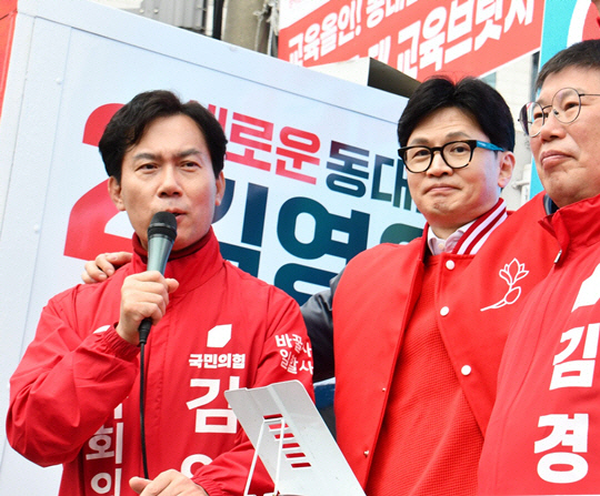 제22대 총선 공식선거운동 기간 서울 동대문구 지원유세에 나선 한동훈(가운데) 당시 국민의힘 비상대책위원장 겸 총괄선거대책위원장과 김영우(왼쪽) 동대문갑·김경진(오른쪽) 동대문을 국회의원 후보가 함께 서 있다.<김영우 전 국회의원 페이스북 사진>